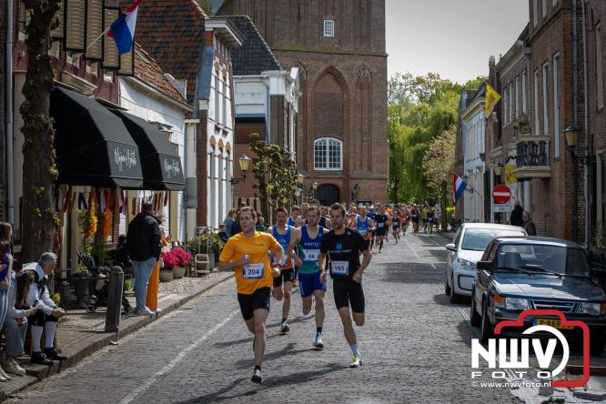 Volle terrassen, bruisende kleedjesmarkt en sportieve Wallenloop: Elburg leeft tijdens koningsdag! - &copy; NWVFoto.nl